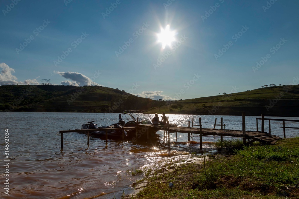 Casal descansa em pier às margens da represa Triunfo, formada pelo Rio Pomba, no município de Astolfo Dutra,  estado de Minas Gerais, Brasil