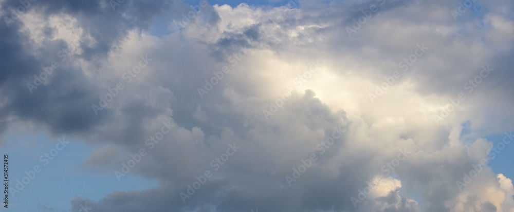 Wolkenstimmung am Morgen nach einer Regennacht