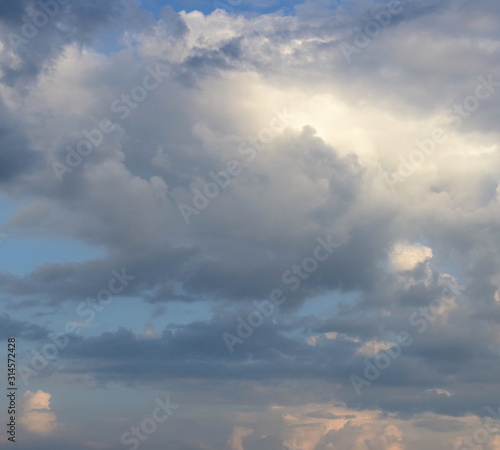Wolkenstimmung am Morgen nach einer Regenacht