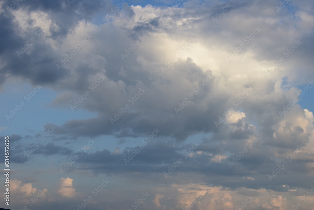 Wolkenschauspiel am Abendhimmel - Regenwolken - Gewitterwolken