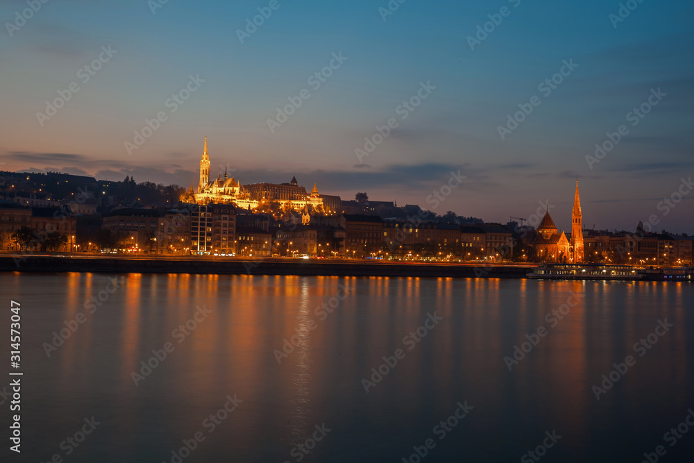 Naklejka premium Szechenyi Chain Bridge on the Danube river at night. Budapest, Hungary.