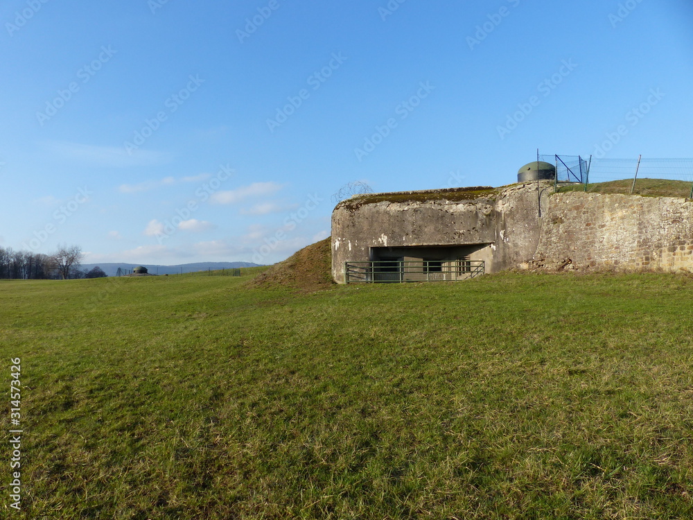 Fort Schoenenbourg an der Maginot-Linie mit Wiese bei Hunspach / Frankreich Fort Schoenenbourg an der Maginot-Linie mit Wiese bei Hunspach / Frankreich