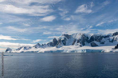 Fotografía Antarctic landscape with glacier and mountains