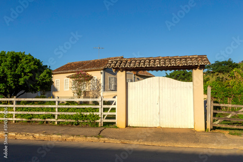 Fachada de pr  dio de fazenda colonial em   rea urbana de Guarani  estado de Minas Gerais  Brasil