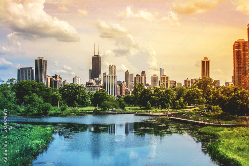 Obraz premium Chicago Skyline View z Lincoln Park w świetle słonecznym