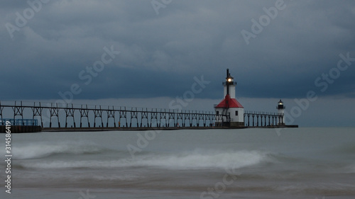 Quadro em tela Sunrise photo of the St Joseph Michigan North Pier Lighthouse and Lake Michigan