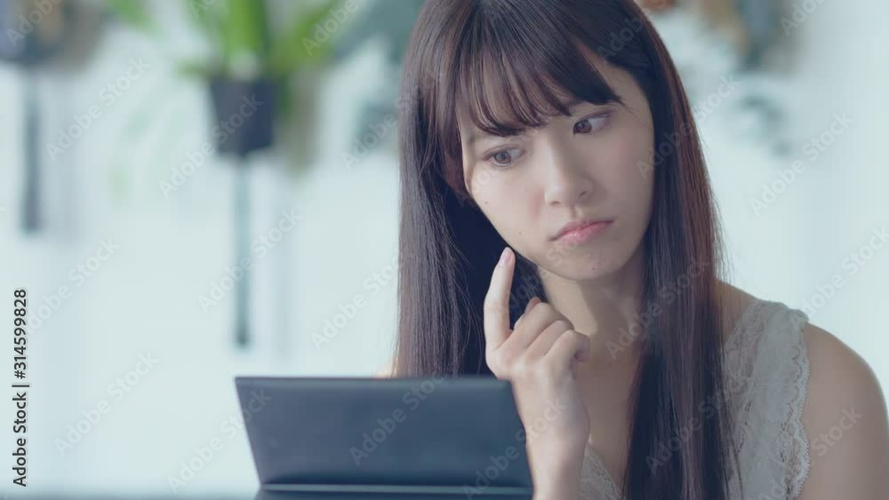 肌荒れを気にする女性