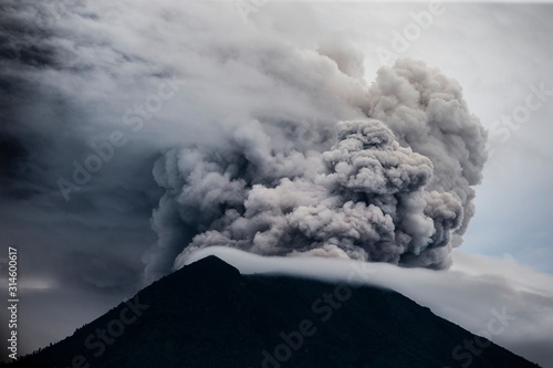 Fototapeta Mount Agung volcano spewing hot volcanic ash as seen from Datah in Karangasem, Bali, Indonesia, 29 November 2017