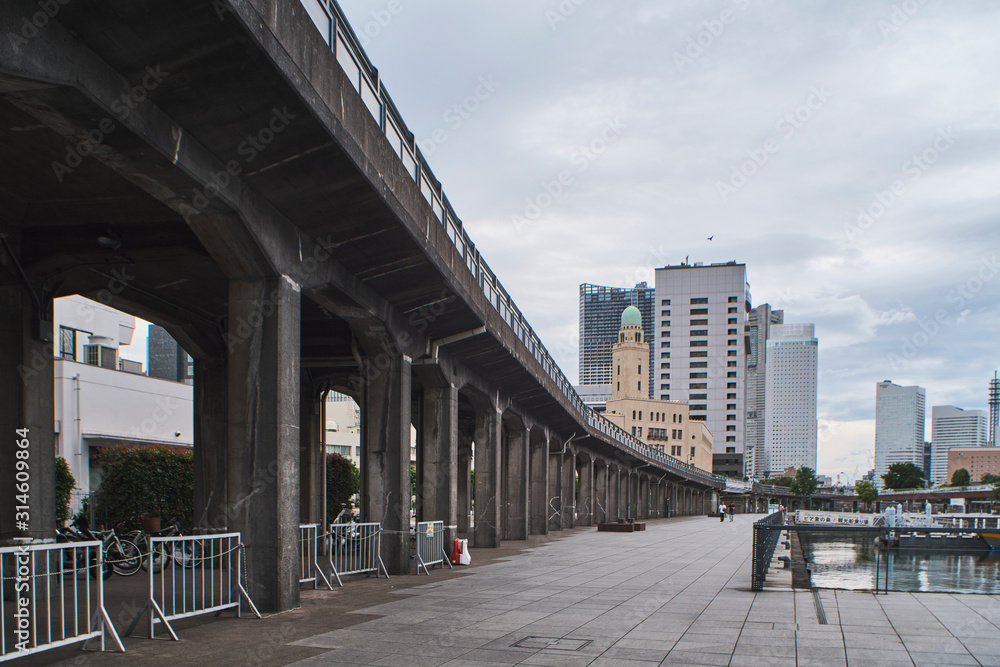 Naklejka premium Building with long overpass