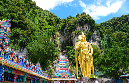 バトゥー洞窟の黄金像と階段