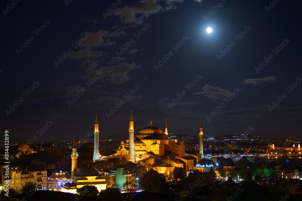 Obraz premium Night lights on Hagia Sophia under a clear full moon at night in Istanbul Turkey