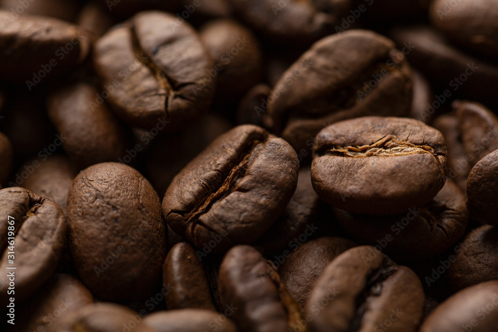 Naklejka premium Tło ziaren kawy. Ziarna kawy zbliżenie, selektywne focus, płytkiej głębi ostrości.