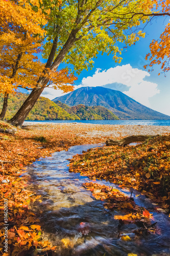 紅葉する中禅寺湖の千手ケ浜と男体山