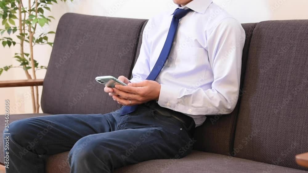 スマホを操作する男性 スマホを操作する男性