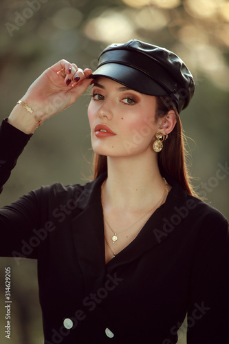 Portrait d'une jeune femme brune avec une casquette en cuir © PPP