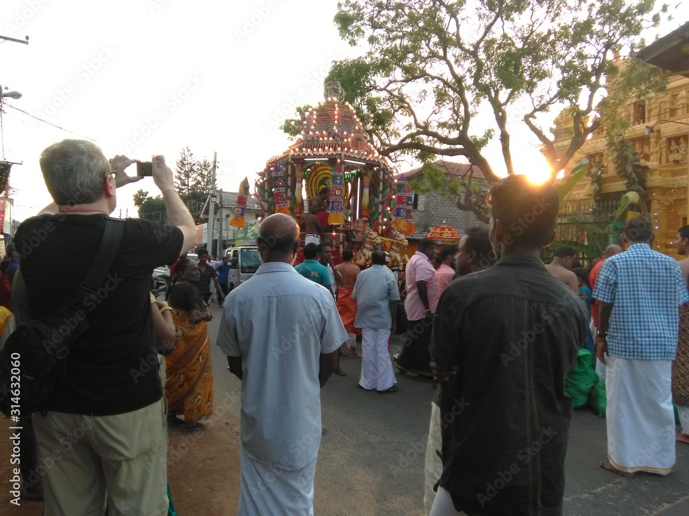 Obraz premium crowd of people walking on street