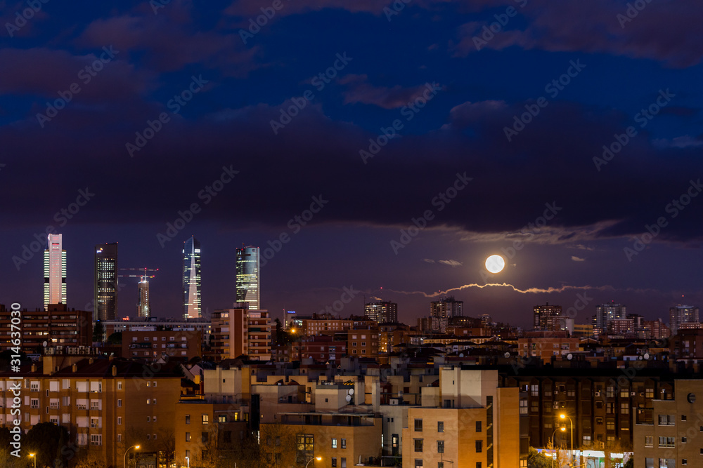 Obraz premium First full moon of the year 2020 over the Madrid skyline