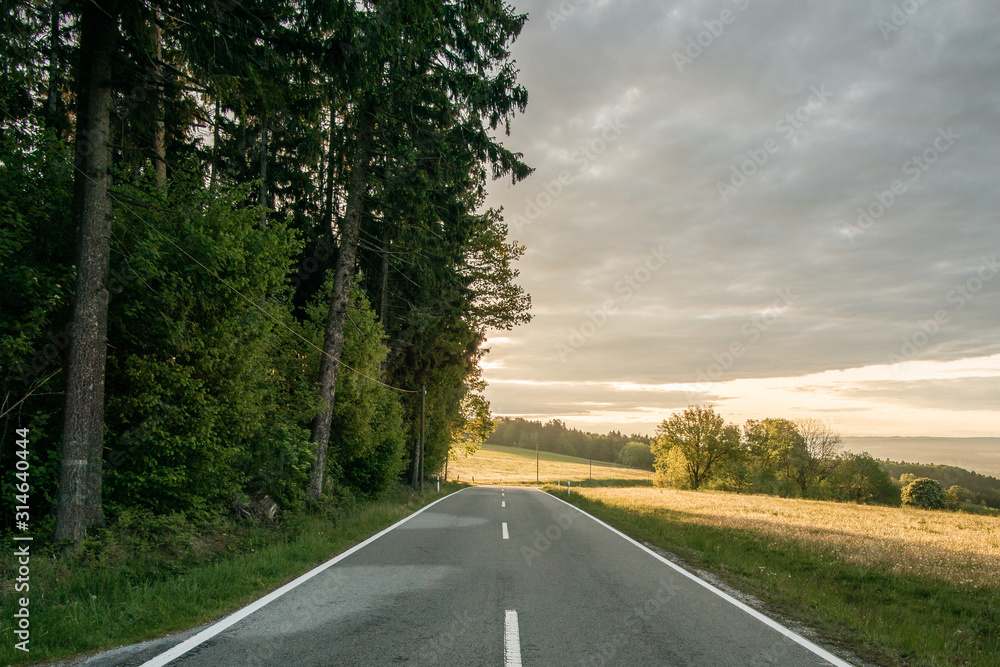 Naklejka premium roadtrip with dramatic sky and a unknown destination