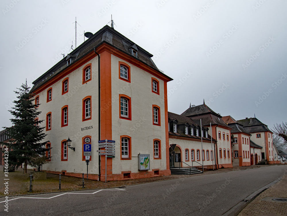 Obraz premium Ehemalige Benediktinerabtei und Rathaus in Schwarzach in Rheinmünster in Baden-Württemberg, Deutschland