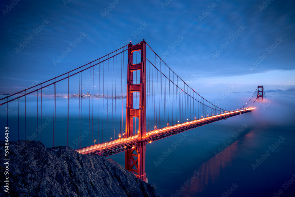 Fototapeta premium golden gate bridge in san Francisco at night