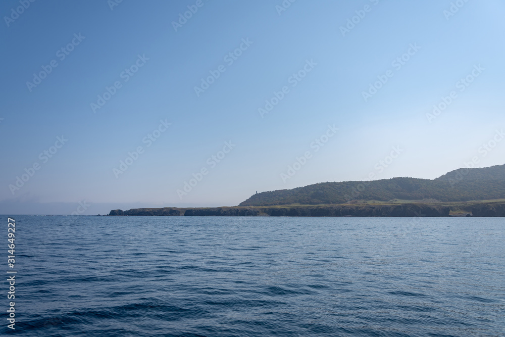 知床クルーズの船上から見える知床半島先端の知床岬