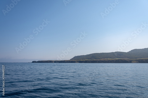 知床クルーズの船上から見える知床半島先端の知床岬 © Keni