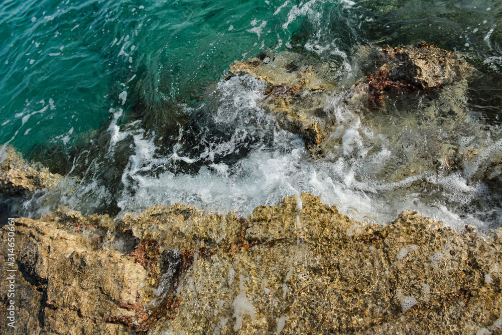 Fototapeta premium Türkises Meer mit Steinklippen in Kroatien Pula