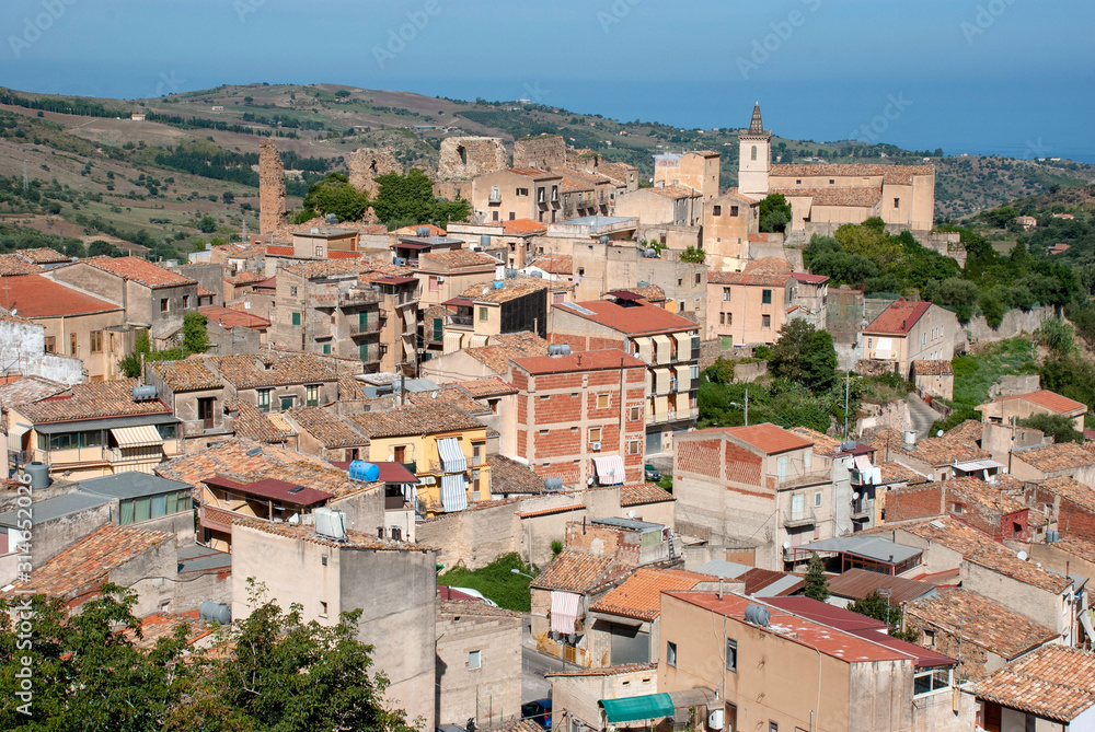 Blick über das Dorf Collesano auf der italienischen Insel Sizilien