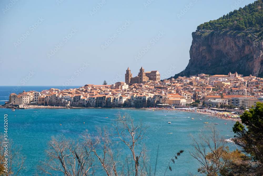 Blick auf die Stadt Cefalu auf italienischer Insel Sizilien