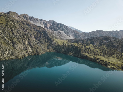 Fototapeta Naklejka Na Ścianę i Meble -  mountain forest lake 