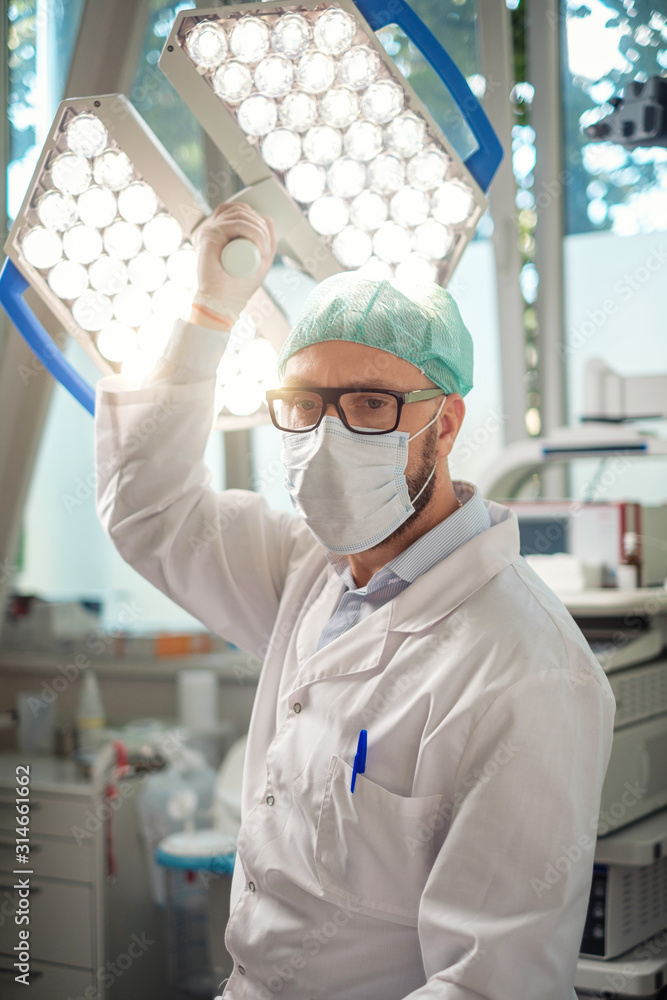 Fototapeta premium Male surgeon in an operation room
