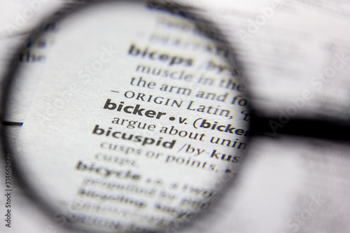 Foto Word or phrase Bicker in a dictionary.