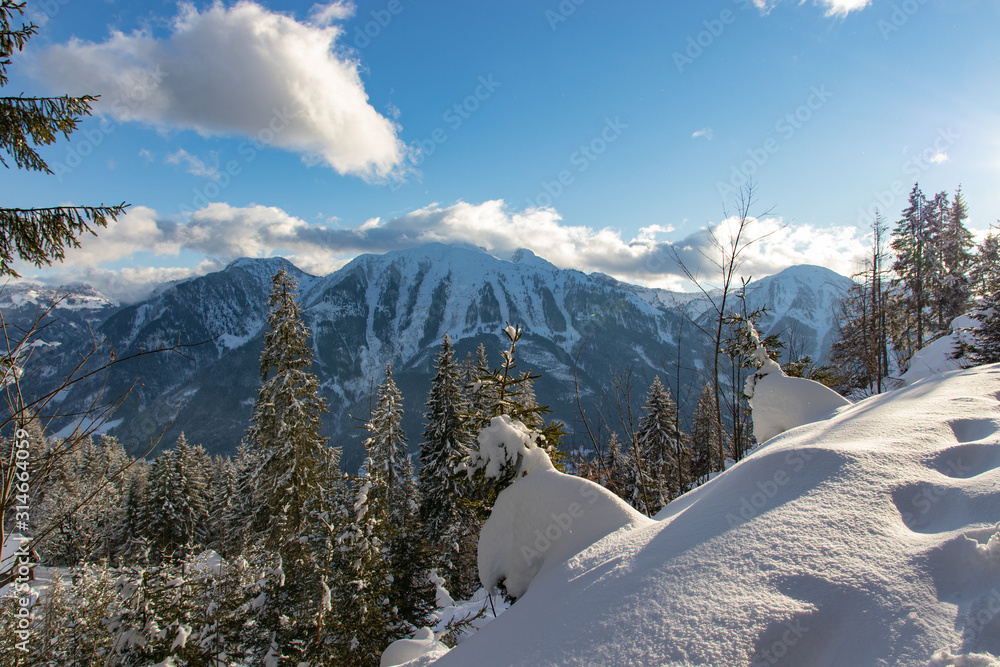 Fototapeta premium Tiefschnee am Berg in den Salzburger Alpen