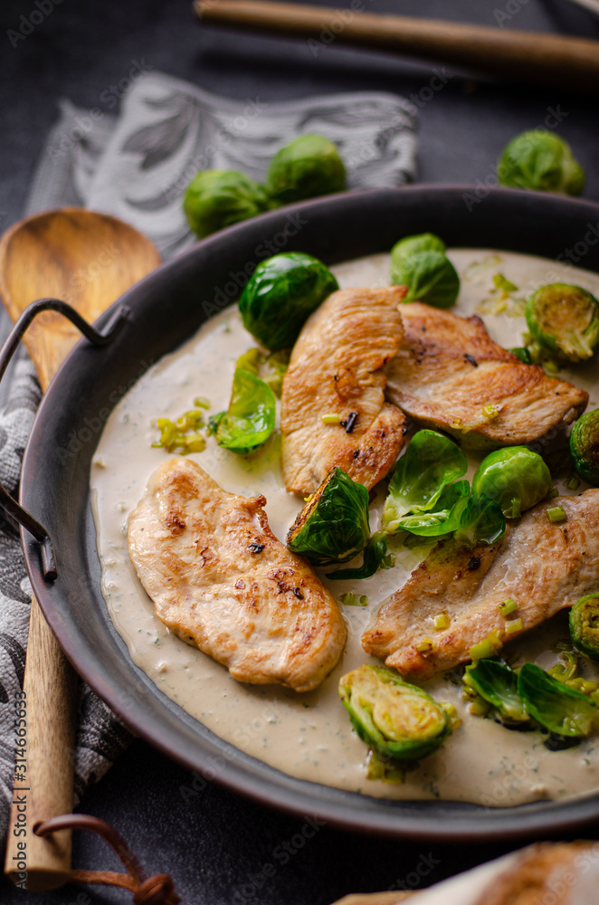 Grilled chicken with garlic cream