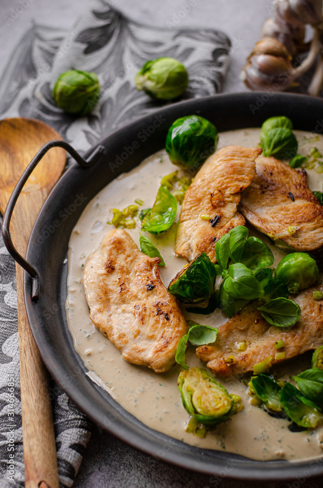 Grilled chicken with garlic cream Grilled chicken with garlic cream