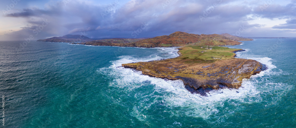 Obraz premium Huge waves breaking at Muckross Head - A small peninsula west of Killybegs, County Donegal, Ireland. The cliff rocks are famous for climbing