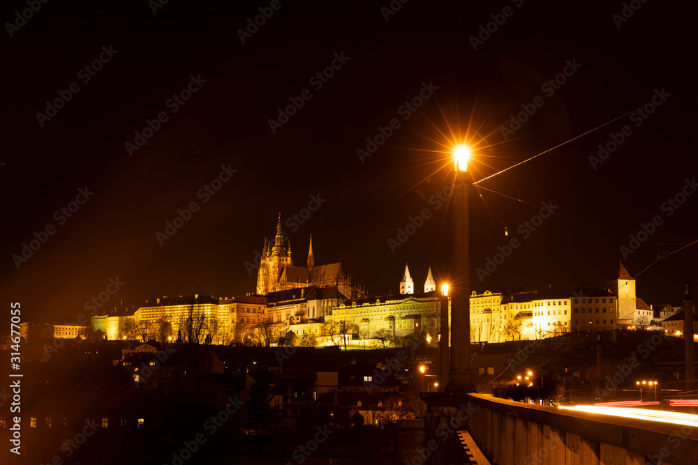 Der Hradschin mitten in Prag bei Nacht