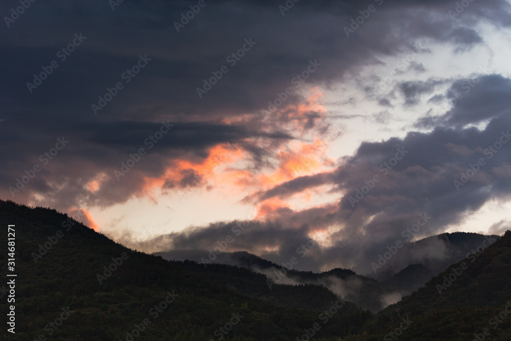 日本の山梨・6月、夕方の梅雨空