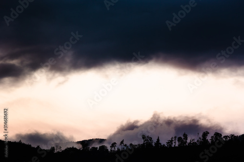 日本の山梨・6月、夕方の梅雨空 © Hirayama Toshiya