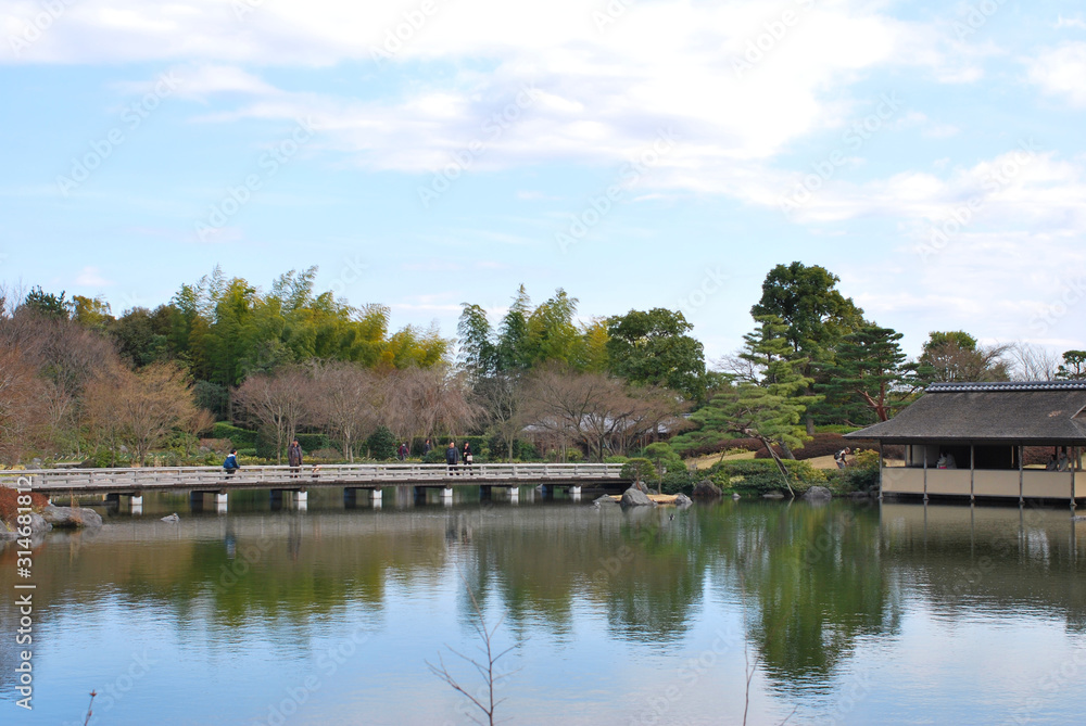 早春の東京都立川の国営昭和記念公園の日本庭園の風景