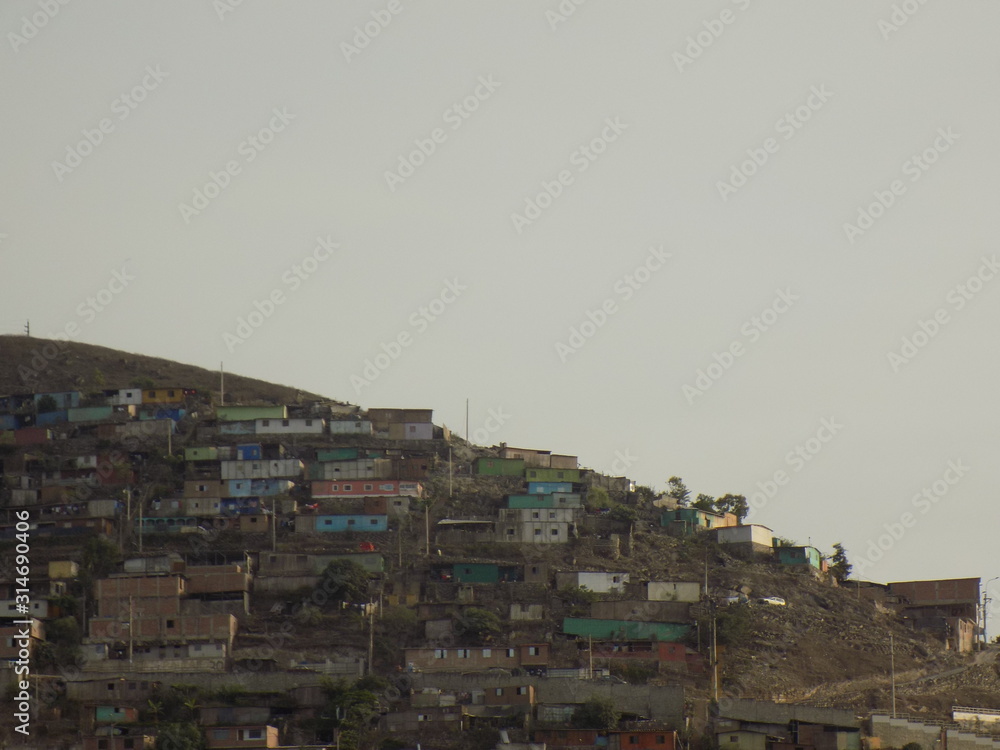 Obraz premium Casas sobre cerro. Lima, Perú.