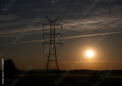 Linie przesyłowe energii elektrycznej  wysokiego napięcia na tle wieczornego nieba © JDziedzic