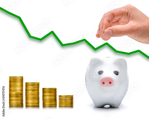 Hand mit 5 Cent Münze und Gläsern mit Münzen