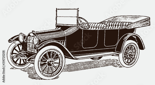 Antique 5-passenger touring car in three-quarter front view. Illustration after an engraving from the early 20th century