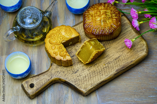 Mooncake with Chinese tea 