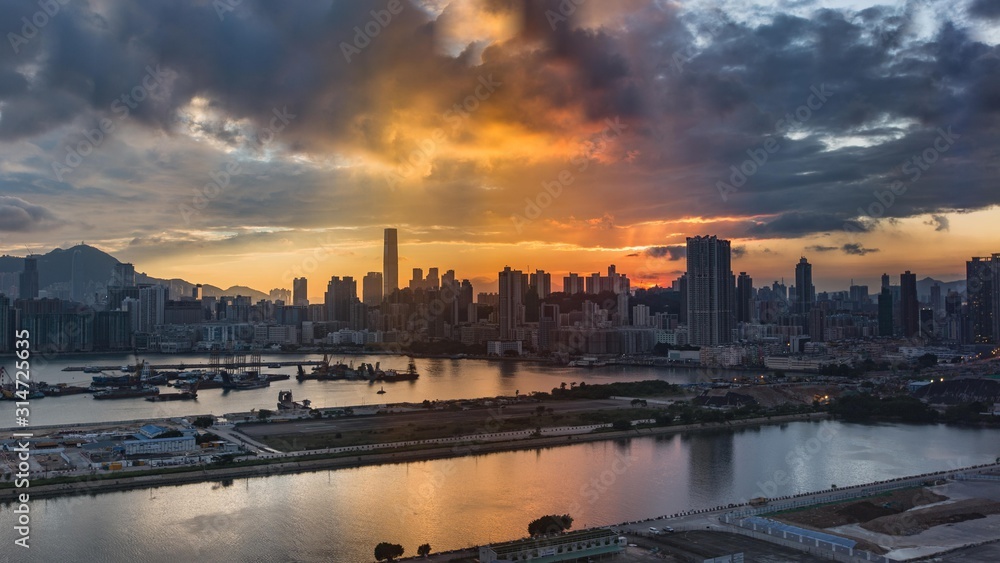 Fototapeta premium The sky colour change above Hong Kong skyline