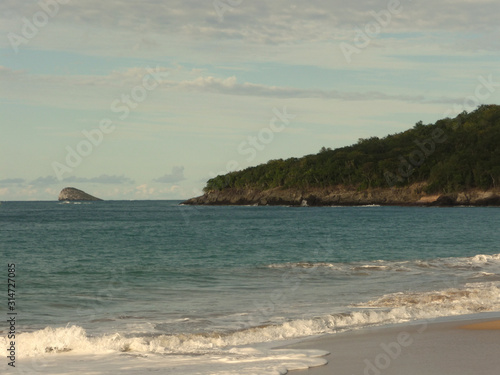 Guadeloupe Plage de sable fin sous les cocotiers dans les Caraïbes ou aux Antilles