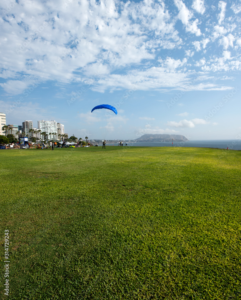 Obraz premium Panoramic view of the ocean from the Miraflores paraglide deck, in Lima, Peru