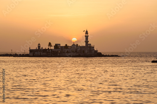 Obraz na płótnie Haji Ali Dargah mosque and tomb on sunset. Mumbai. India w salonie