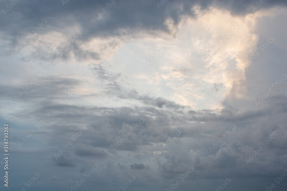 Fototapeta premium a heart shaped cloud surrounded by dark clouds